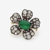 Blütenförmige Brosche mit Smaragd und Diamanten - Foto 1