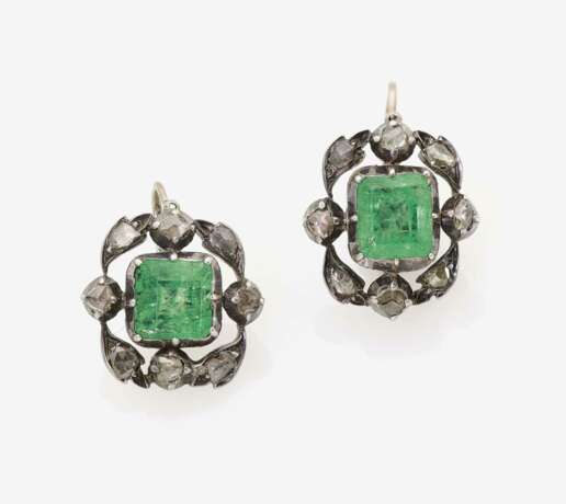 Ein Paar Ohrringe mit Smaragden und Diamanten - Foto 1
