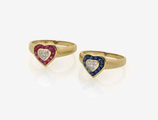 Zwei Ringe mit Brillanten, Rubinen und Saphiren - photo 1