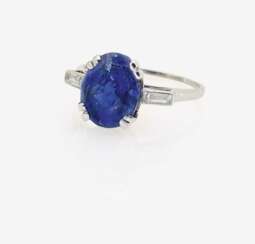 Rivièrering mit einem natürlichen "intense Blue" Saphir und Diamanten