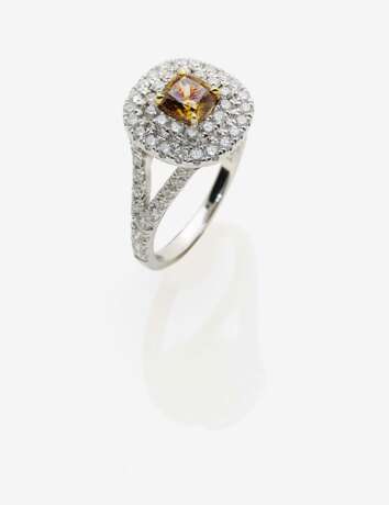 Ring mit braun-orangem Diamant und Brillanten - фото 1