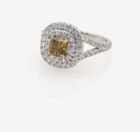 Ring mit braun-orangem Diamant und Brillanten - photo 2