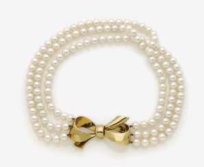 Dreireihige Perlenkette mit schleifenförmiger Goldschließe
