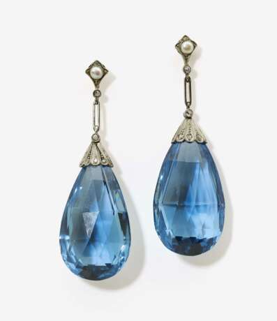 Ein Paar Ohrgehänge mit blauen, synthetischen Spinellen, Diamanten und Saatperlen - Foto 1