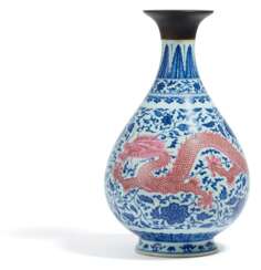 Seltene Yuhuchun-Vase mit Drachen zwischen Blütenranken