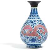 Seltene Yuhuchun-Vase mit Drachen zwischen Blütenranken - Foto 1
