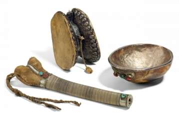 Kapala-Schale, Damaru-Trommel und Kangling-Trompete
