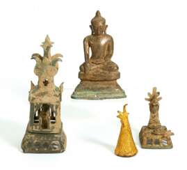 Drei Buddha-Darstellungen und ein Naga-Kopf