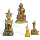 Drei Buddha-Darstellungen und ein Naga-Kopf - фото 1