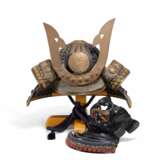 Helm (kabuto) mit Maske, Rüstungsteile und eine Stangenwaffe (sodegami) - Foto 1
