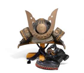 Helm (kabuto) mit Maske, Rüstungsteile und eine Stangenwaffe (sodegami)