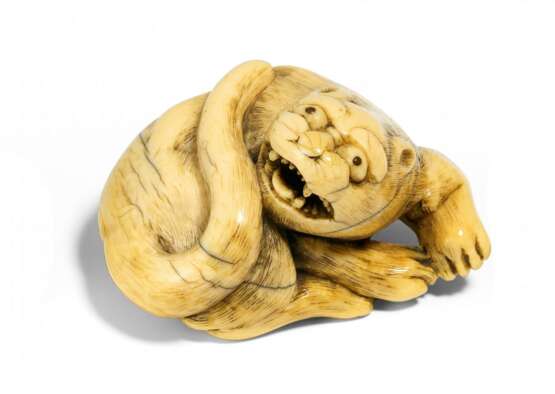 Netsuke: Liegender Tiger mit geöffnetem Maul - фото 1