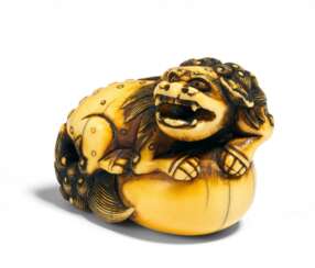 Netsuke eines Shishi-Löwens auf großem Ball