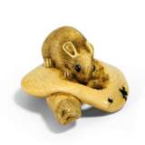 Netsuke: Ratte auf angeknabbertem Matsudake-Pilz - фото 1