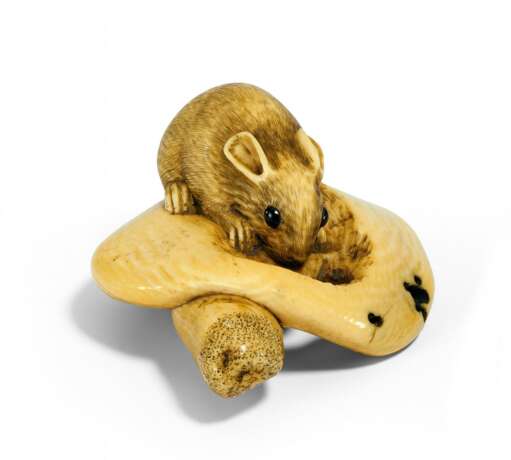 Netsuke: Ratte auf angeknabbertem Matsudake-Pilz - фото 1