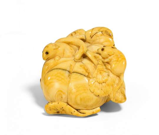 Netsuke: Kürbis mit zwei Mäusen - фото 1