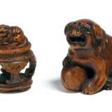 Zwei Netsuke: Shishi mit Ball und Shishi auf Tisch - фото 1