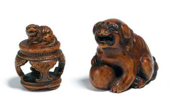 Zwei Netsuke: Shishi mit Ball und Shishi auf Tisch - фото 1