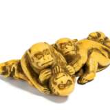 Netsuke: Rangelnde Affenfamilie auf großem Blatt - фото 1