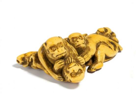 Netsuke: Rangelnde Affenfamilie auf großem Blatt - фото 1