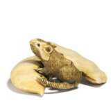 Netsuke: Gefleckte Ratte auf zwei Edamame - Foto 1