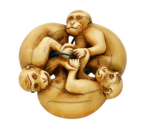 Manjû-netsuke: Drei Affen sich aneinander festhaltend - photo 1