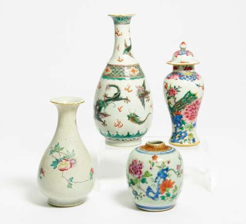 Vier kleine Vasen mit Päonien, Phönix und Drachen - photo 1