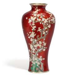 Seltene Taubenblut-rote Vase mit blühenden Pflaumen