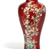 Seltene Taubenblut-rote Vase mit blühenden Pflaumen - photo 1