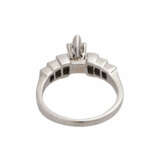 Ring mit zentralem Diamant im Marquiseschliff, ca. 0,4 ct, - фото 4