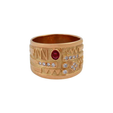Ring mit ovalem Rubin und kleinen Diamanten, - photo 1