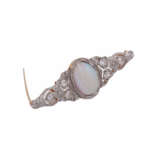 Brosche mit ovalem Opal und Diamanten, zusammen ca. 0,8 ct, - photo 2