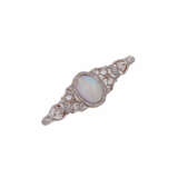 Brosche mit ovalem Opal und Diamanten, zusammen ca. 0,8 ct, - фото 4