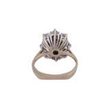Ring mit ovalem Saphir u. 8 Brillanten, zusammen ca. 0,7 ct, - Foto 4