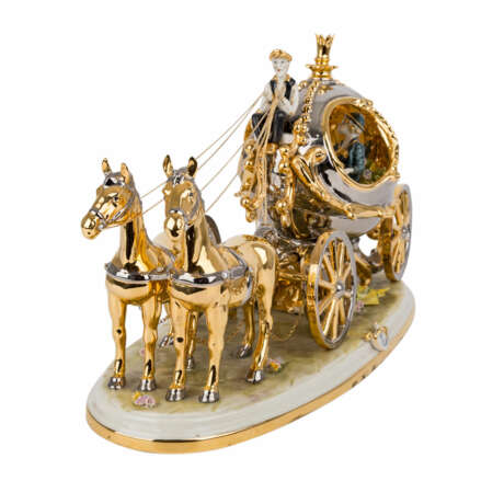 CAPODIMONTE Figurengruppe 'Kutsche mit 2 Pferden', 20. Jahrhundert. - photo 2