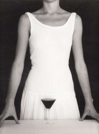 Chema Madoz. MUJER CON VASO (1985) - Foto 1