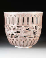 DURCHBROCHEN GEARBEITETE SCHALE MIT DRACHENDEKOR