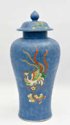 DECKELDOSE, polychrom bemaltes und glasiertes Porzellan , gemarkt, China um 1870