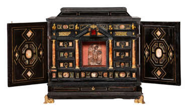 Barock Tischkabinett mit Scagliola Intarsien