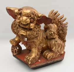 SHI-SHI, bemaltes und goldstaffiertes Holz, China Ende 19. Jahrhundert