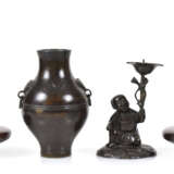 Drei Bronzevasen Und Knaben- - фото 1