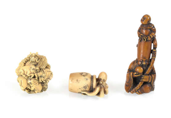 Drei Netsuke: Krake, Fukuro- - фото 1