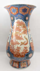 GROSSE VASE, bemaltes und glasiertes Porzellan, gemarkt, Japan Anfang 20. Jahrhundert