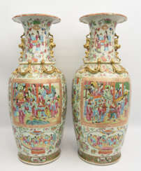 PAAR VASEN, Porzellan bemalt und glasiert, Kanton/ China um 1800