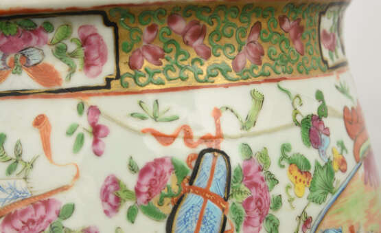 PAAR VASEN, Porzellan bemalt und glasiert, Kanton/ China um 1800 - фото 5
