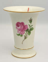 MEISSEN TRICHTERVASE "ROSE", handbemaltes und glasiertes Porzellan goldstaffiert, gemarkt, spätes 20. Jahrhundert
