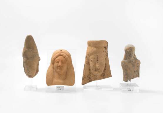 Lot: 3 archaische Protomen und 1 Figurenfragment - Foto 1