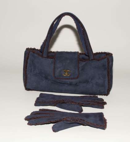Chanel, Lammfell-Handtasche und -Handschuhe - Foto 4
