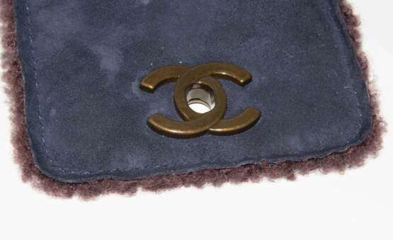 Chanel, Lammfell-Handtasche und -Handschuhe - Foto 8