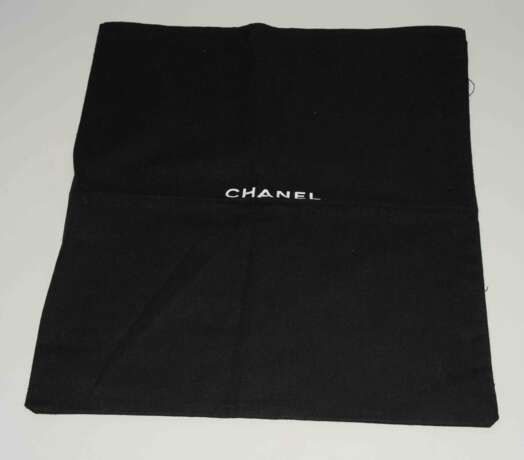 Chanel, Lammfell-Handtasche und -Handschuhe - Foto 9
